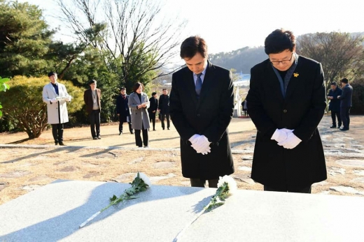 ▲ 7일 서철모시장과 염태영 수원시장은 묘역을 참배하고 순국선열과 애국지사의 독립정신과 희생정신을 기렸다. / 사진제공=화성시