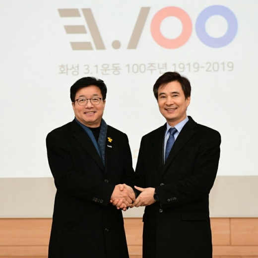 ▲ 염태영(사진 왼쪽) 수원시장과 서철모 화성시장은 지난 7일 화성 제암리 3.1운동 순국기념관에서 두 지방자치단체가 3.1운동 100주년 기념사업 교류.협력 방안을 논의했다. / 사진제공=화성시