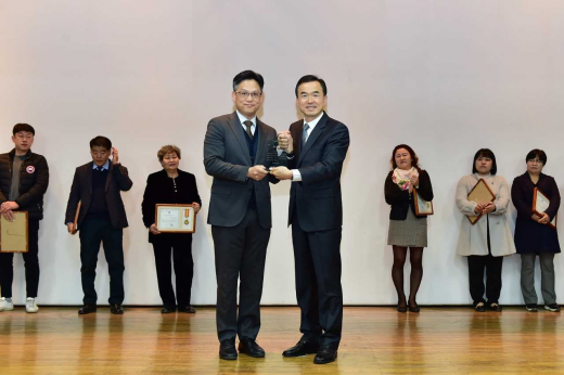 ▲ 취약계층 지속 후원한 ㈜에너토크에 이항진 여주시장이 감사패를 전하고 기념촬영을 하고 있다. / 사진제공=여주시