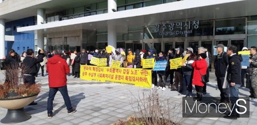 최근 광주광역시감사위원회가 시 농아인협회와 센터에 대한 감사결과를 발표한 가운데 시 농아인협회 비상대책위원회가 '편파 감사'라 지적하며 11일 시청앞에서 항의집회를 열고 있다.