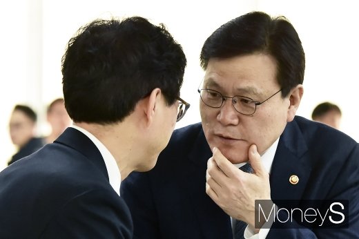 [머니S포토] P2P 공청회, 의견 나누는 최종구