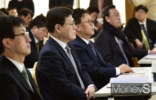 [머니S포토] 경청하는 최종구