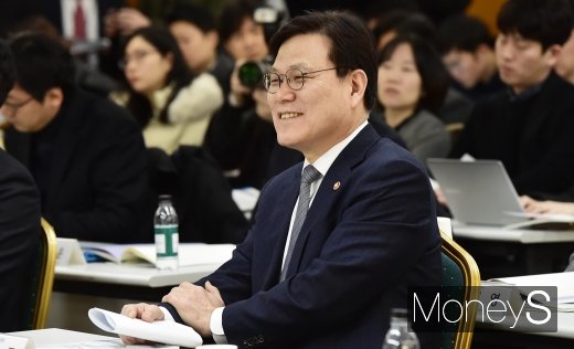 [머니S포토] 미소 머금은 최종구