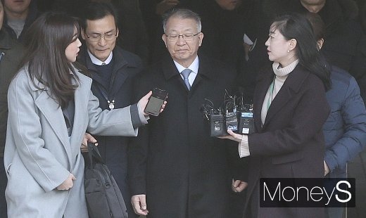 지난달 23일 서울중앙지방법원에서 영장실질심사를 마치고 서울구치소로 이동하는 양승태 전 대법원장./사진=사진공동취재단