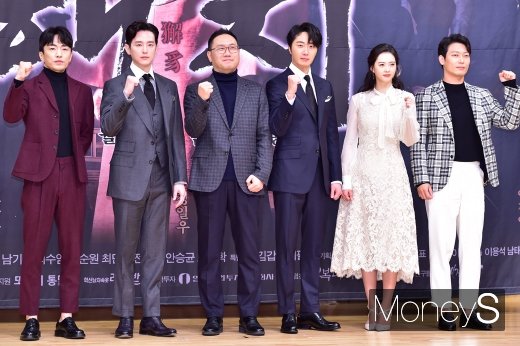 배우 정문성과 권율, 이용석 감독, 정일우, 고아라, 박훈(왼쪽부터)이 11일 오전 서울 양천구 목동 SBS미디어홀딩스에서 열린 SBS 월화 드라마 '해치' 제작발표회에 참석해 포즈를 취하고 있다. /사진=장동규 기자