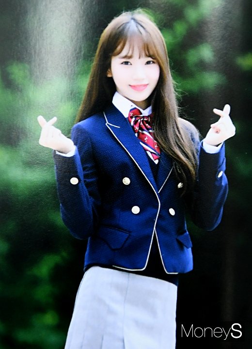 [머니S포토] 아이즈원 김채원 '졸업사진 속 상큼한 하트'