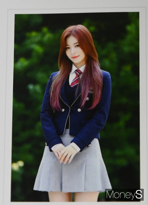 [머니S포토] 프로미스나인 이채영, 졸업 사진 속 남다른 미모