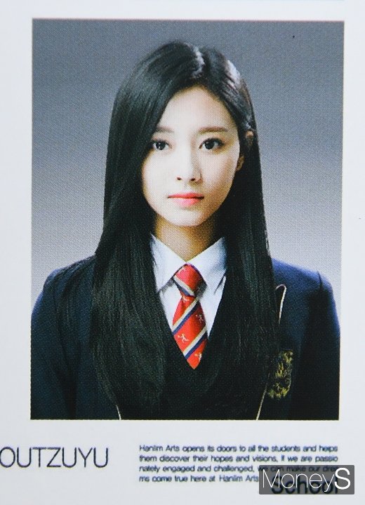 [머니S포토] 졸업 사진도 완벽한 트와이스 쯔위
