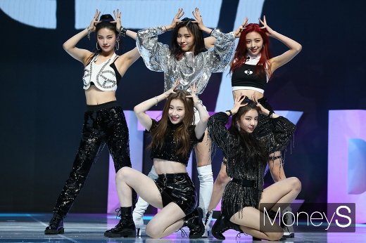 JYP 신인 걸그룹 있지. JYP 신인 걸그룹 있지(ITZY)가 지난 12일 오후 서울 용산구 블루스퀘어 아이마켓홀에서 열린 데뷔 앨범 'IT’z Different(잇츠 디퍼런트)' 쇼케이스 무대에 올라 공연을 펼쳤다. /사진=장동규 기자
