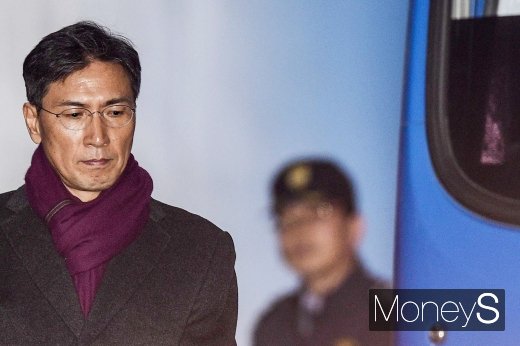 '비서 성폭행' 혐의로 항소심에서 3년 6개월 실형을 선고 받은 안희정 전 충남도지사(54)가 지난 1일 서울 서초구 서울고등법원에서 호송차로 이동하는 모습./사진=임한별 기자