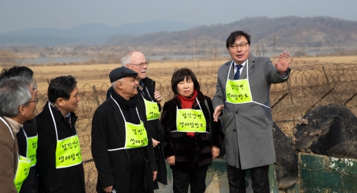 ▲ 이화영 경기도 평화부지사와 카니 알라비 이스트 사이드 갤러리 협회장이 ‘DMZ 일대의 글로벌 관광명소화’ 추진을 위한 다양한 논의를 진행했다. / 사진제공=경기도