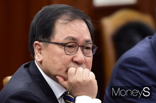 [머니S포토] 5G 관련 혁신성장회의, 고심하는 유영민 장관