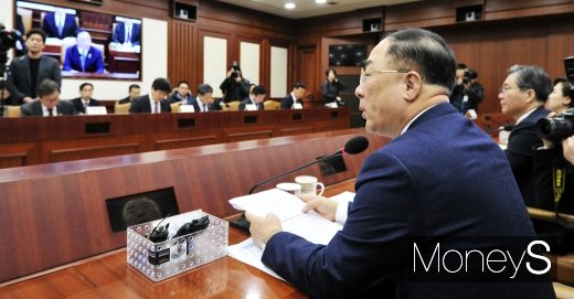 [머니S포토] 5G 서비스 개시 관련 입 뗀 홍남기
