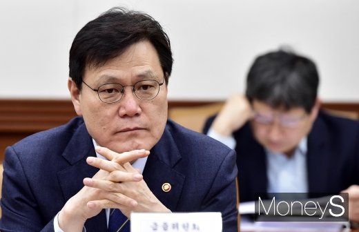 [머니S포토] '금융결제망 관련 홍남기 부총리 발언 듣는 최종구
