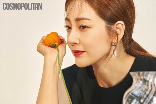 오나라. /사진=코스모폴리탄