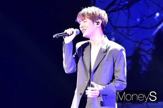 [머니S포토] 윤지성 '고음 폭발'