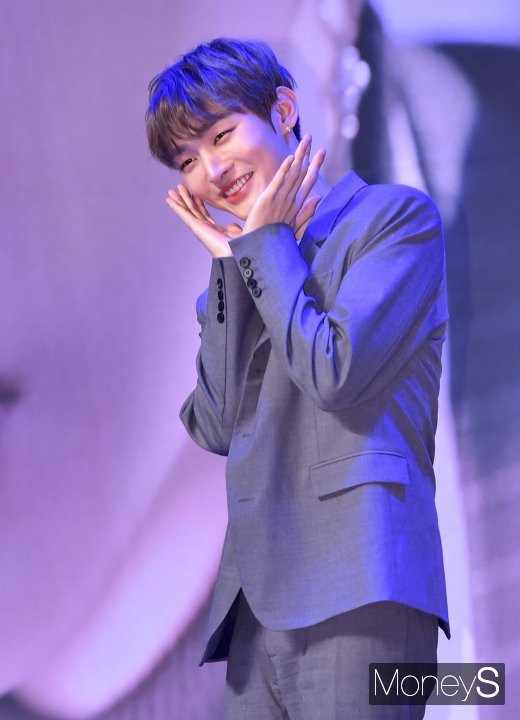 [머니S포토] 윤지성, 활짝 핀 꽃미남