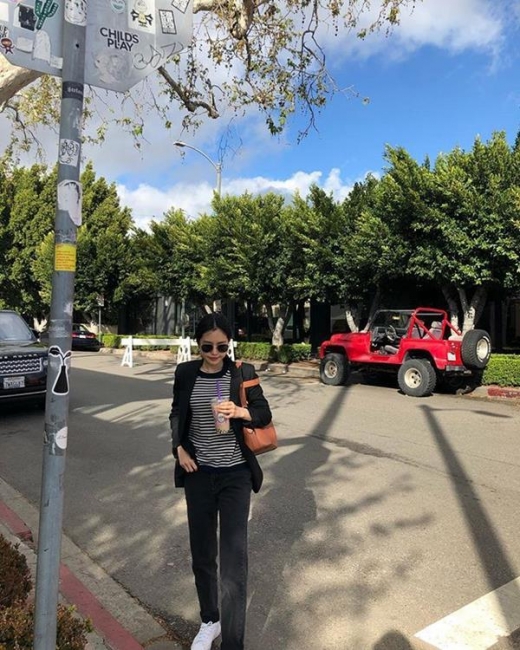 손나은 근황, LA서 자유분방한 세미캐주얼룩