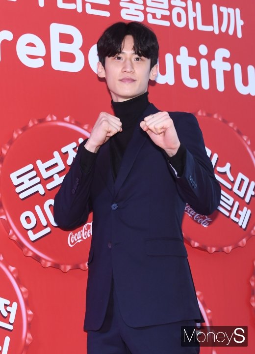 태권도 사상 첫 '아시안게임 3연패'의 위업을 달성한 이대훈이 25일 오전 서울 소공동 웨스틴조선호텔 그랜드볼룸에서 열린 '제24회 코카콜라 체육대상 시상식'에 참석해 포즈를 취하고 있다.  /사진=장동규 기자