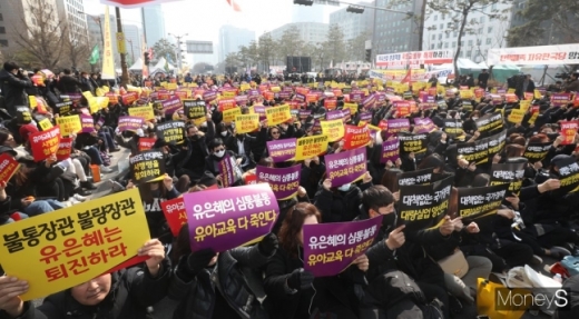 사립유치원 원장·설립자 단체인 한국유치원총연합회(한유총)가 지난 25일 오후 서울 여의도 국회의사당 앞 도로에서 '교육부 시행령 반대' 총궐기대회를 열고 있다. /사진=장동규 기자