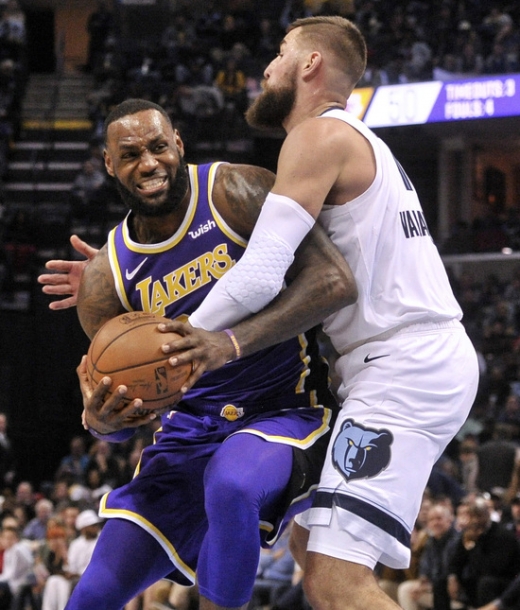 26일(한국시간) 미국 테네시주 페덱스포럼에서 열린 2018-2019시즌 미국프로농구(NBA) 정규리그 멤피스 그리즐리스 원정 경기서 요나스 발렌슈나스(오른쪽)와 경합 중인 LA 레이커스의 포워드 르브론 제임스. /사진=로이터