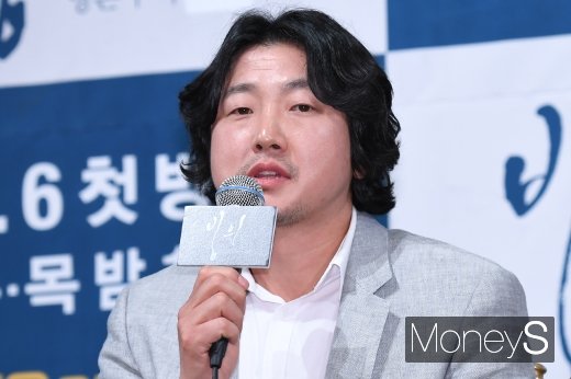 [머니S포토] 최도훈 감독 '빙의 많이 기대해주세요'