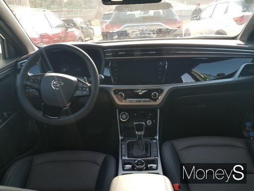 신형 코란도 내부. /사진=이지완 기자