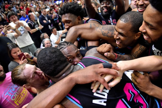 28일(한국시간) 미국 플로리다 주 마이애미 아메리칸 에어라인스 아레나에서 열린 2018-2019시즌 NBA 정규리그 골든스테이트 워리어스를 상대로 엄청난 클러치쇼를 만들어 낸 마이애미 히트의 가드 드웨인 웨이드가 동료들과 기쁨을 나누고 있다. /사진=로이터