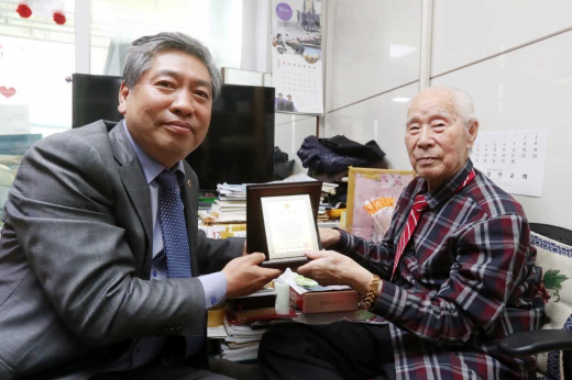 ▲ 애국지사 이영수 옹을 위문한 송한준 의장. / 사진제공=경기도의회
