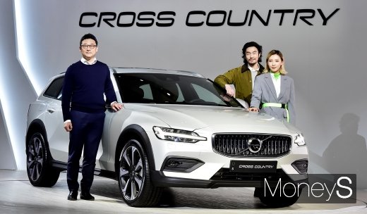 ▲ 이윤모 볼보자동차 코리아 대표(오른쪽)와 모델들