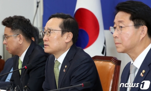 홍영표 더불어민주당 원내대표(가운데)가 한유총 개학 연기 철회와 관련해 입장을 밝혔다. /사진=뉴스1