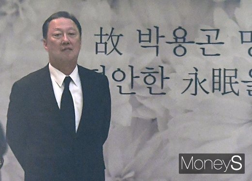 [머니S포토] 빈소 지키는 박용만 두산인프라코어 회장