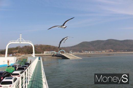 페리에서 바라본 신도와 신도선착장. /사진=박정웅 기자