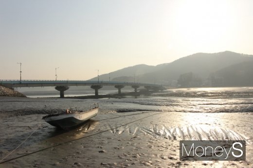 시도 쪽에서 바라본 신시도연도교. 신도는 삼형제섬 중에서 면적이 가장 넓다. /사진=박정웅 기자