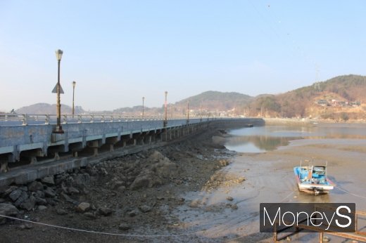 시도에서 바라본 시모도연도교. 교각 하상부는 기존 잠수교를 이용했다. /사진=박정웅 기자
