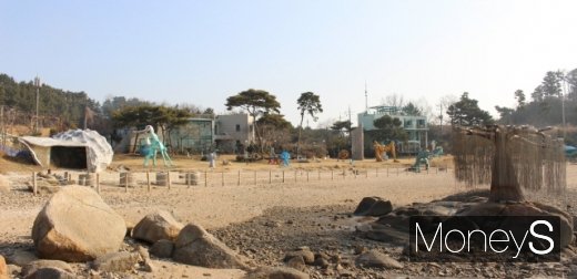 배미꾸미해변과 이일호 작가의 배미꾸미조각공원. 오른쪽 갯바위에는 '버들선생'이 있다. /사진=박정웅 기자