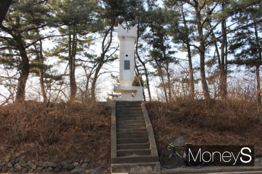 시모도연도교 직전 시도 야산에 설치된 화살탑. /사진=박정웅 기자