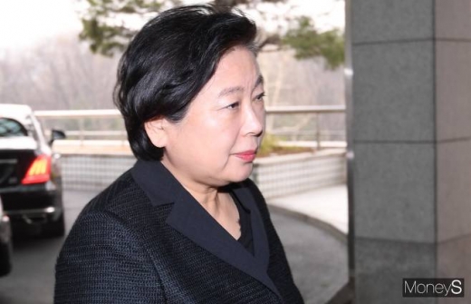 현정은 현대그룹 회장이 5일 오후 서울 종로구 서울대병원 장례식장에 마련된 故 박용곤 두산그룹 명예회장의 빈소를 찾고 있다. / 사진=장동규 기자
