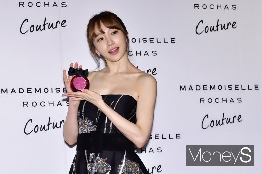 [머니S포토] 러블리 하니, 향기에 취하다
