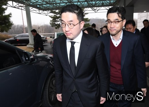 [머니S포토] 조문 마치고 나오는 구광모 회장