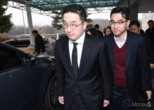 구광모 LG 회장이 5일 오후 서울 종로구 서울대병원 장례식장에 마련된 故 박용곤 두산그룹 명예회장의 빈소 조문을 마치고 나오고 있다. / 사진=장동규 기자
