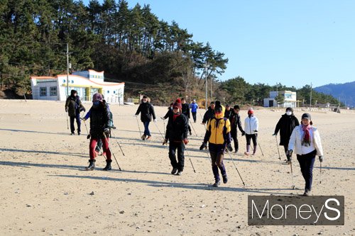 ▲전남 완도군 신지 명사십리해변에서 노르딕워킹하는 모습 /사진=완도군 제공