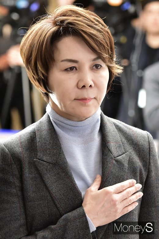 [머니S포토] 국민의례하는 정기옥 엘에스씨푸드 회장