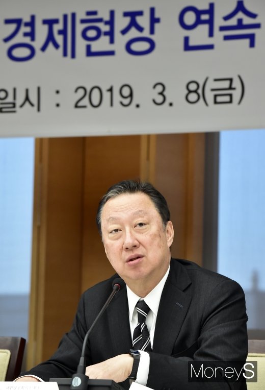 [머니S포토] 경제상황 관련 입 뗀 박용만 회장