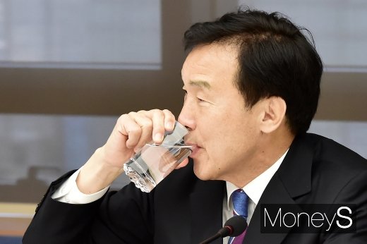 [머니S포토] 목 축이는 손학규 대표