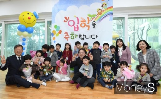 [머니S포토] 조희연 교육감 '입학을 축하해요'