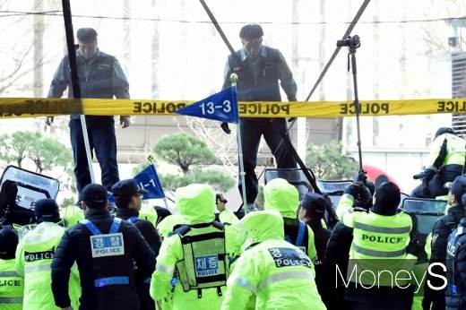 8일 오후 서울 산업은행 본점 앞에서 대우조선 노조원들과 경찰이 대치하고 있다./사진=임한별 기자