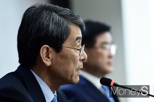 [머니S포토] 공동발표문 낭독하는 이동걸 산은 회장