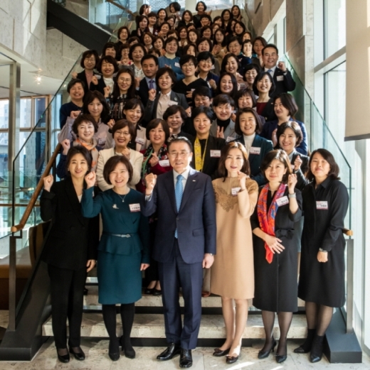 조용병 신한금융그룹 회장(앞줄 왼쪽 세번째)과 그룹 내 여성 임직원들이 `세계 여성의 날`인 8일 서울 중구 소재 한 호텔에서 열린 여성리더 육성프로그램 `신한 쉬어로즈(Shinhan SHeroes)` 2기 출범식에서 기념촬영을 하고 있다./사진=신한금융