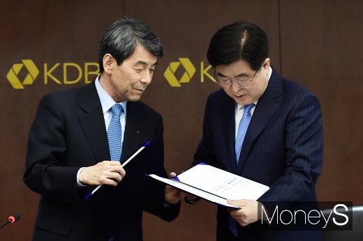 이동걸 산은 회장(왼쪽)과 권오갑 현대중공업지주 부회장이 8일 서울 여의도 산업은행에서 현대중공업-대우조선해양 매각을 위한 본계약 체결뒤 계약서를 바라보고 있다. /사진=임한별 기자